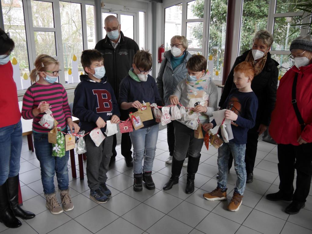 Übergabe Weihnachtskalender St. Franziskus