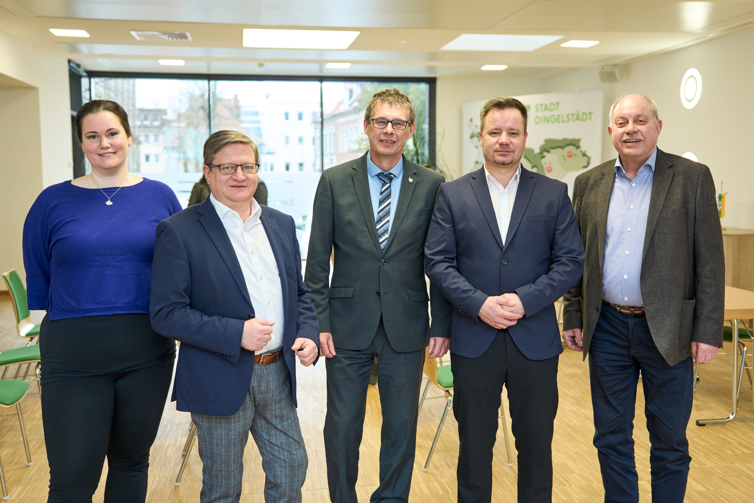 Gruppenbild zur Vertragsunterzeichnung REK