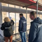 Heidrun Nolte erläutert den Grundriss des Funktionsgebäudes