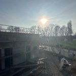 Das moderne Funktionsgebäude ist direkt neben dem Kunstrasenplatz.