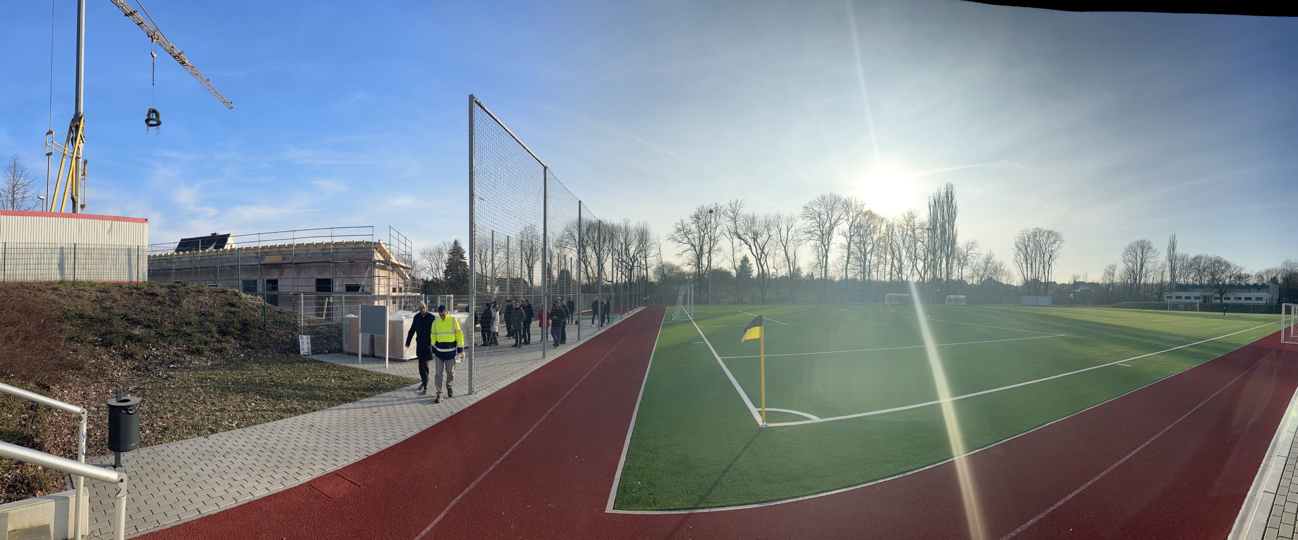 Richtfest in der Ortschaft DIngelstädt: Modernes Funktionsgebäude entsteht neben Kunstrasenplatz für Sportler der Stadt