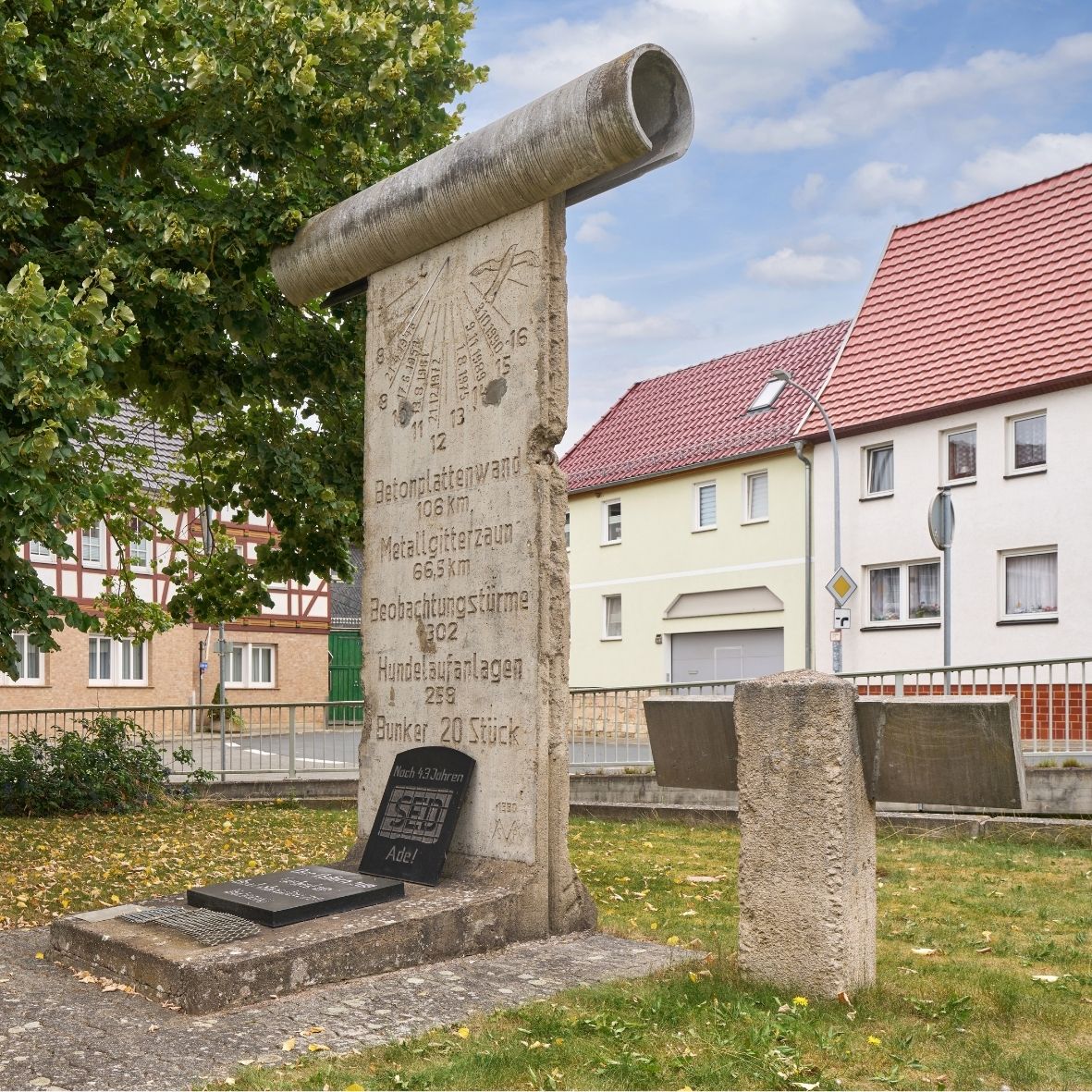 Am Anger in Silberhausen befindet sich das Mauerdenkmal
