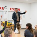 Matthias Krieger mit Kindern der Grundschule Dingelstädt