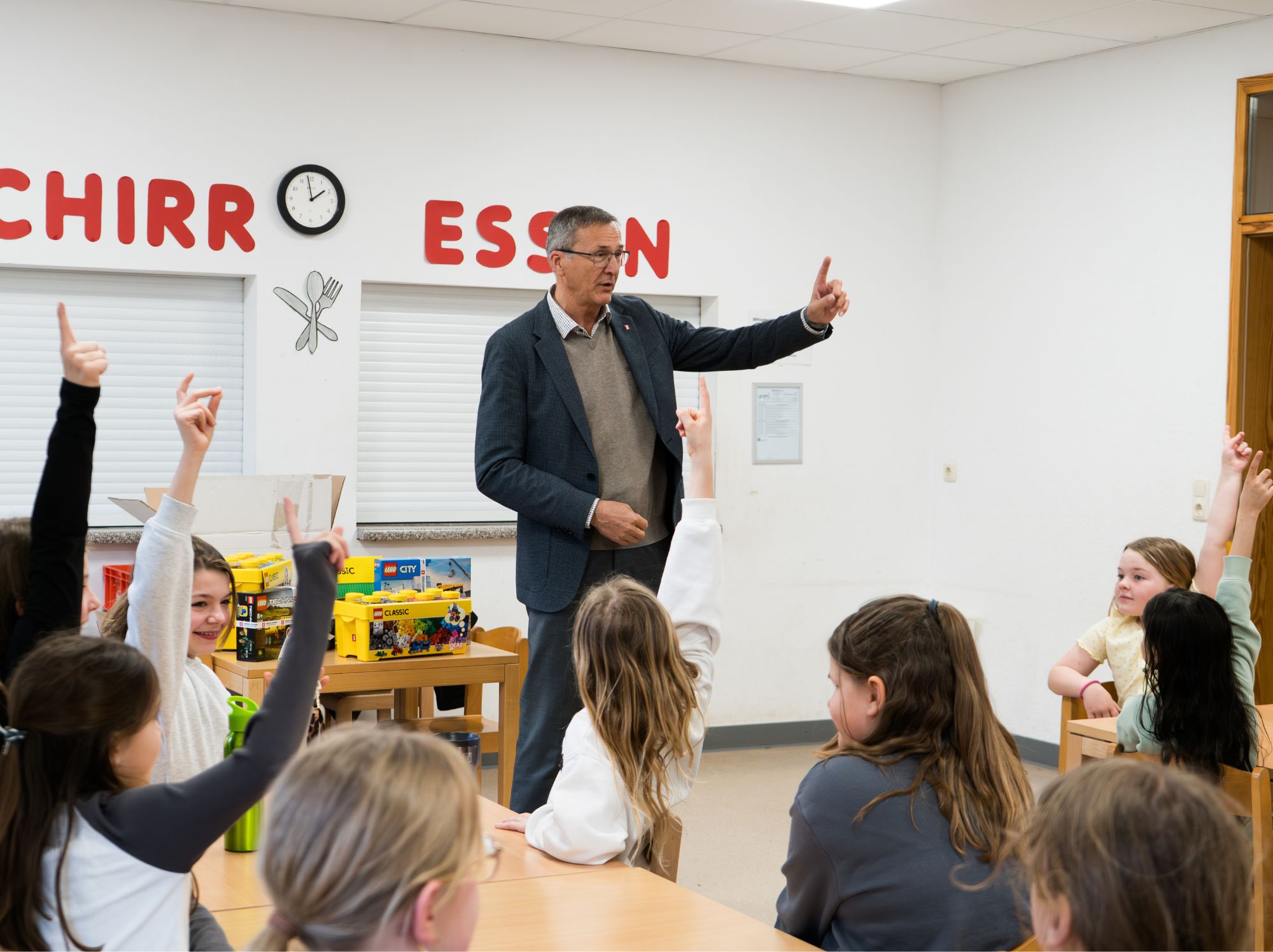 Matthias Krieger mit Kindern der Grundschule Dingelstädt
