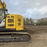 Bagger auf der Baustelle Kunstrasenplatz Struth